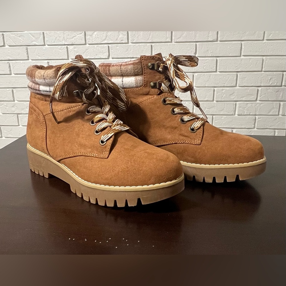 Magellan Outdoors Women’s Medina III Boots  Size 10D